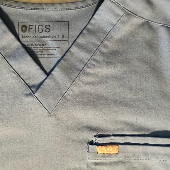 Figs Leon Three-Pocket Scrub Top - Picture 7 of 7